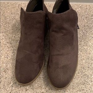 🍀2/$15! Universal Thread suede like ankle boots